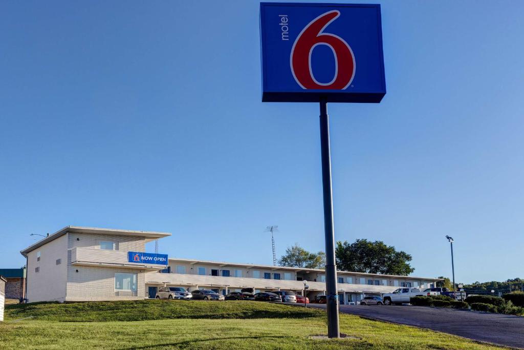 una señal frente a un edificio con un número seis en Motel 6 Bonne Terre, MO, en Bonne Terre