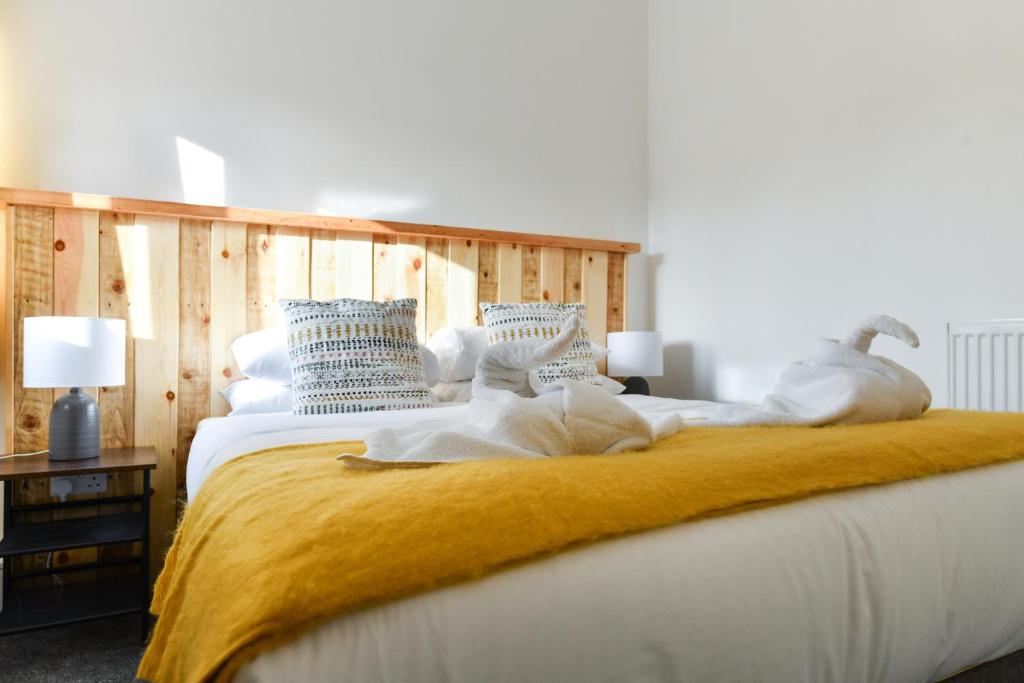 Un dormitorio con una cama con dos cisnes. en Newark Central Cottage, en Newark-on-Trent
