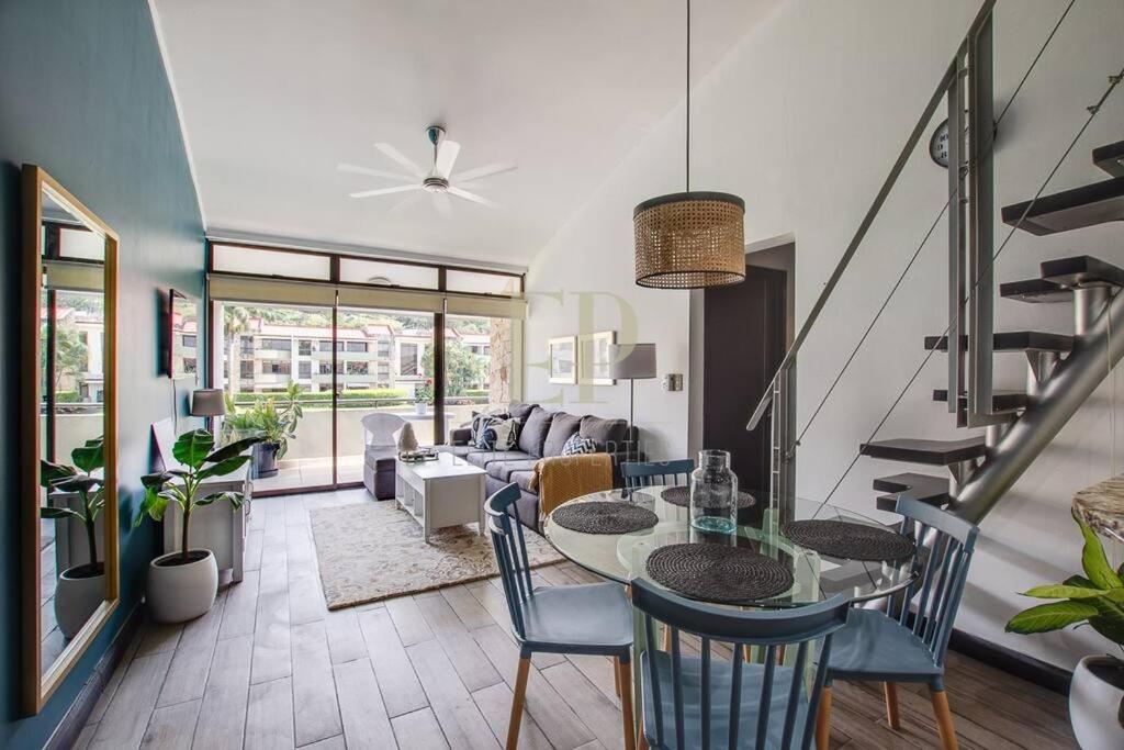 Posezení v ubytování CR MARIPOSA RENTALS Lakeview PENTHOUSE with office space, pool, gym, tennis