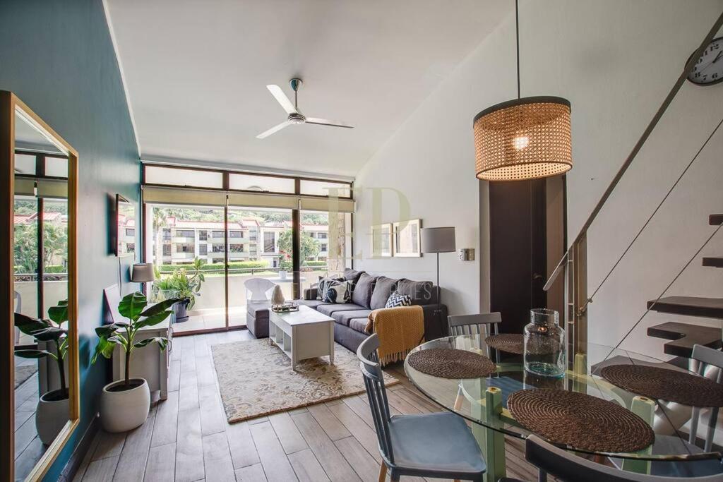 Posezení v ubytování CR MARIPOSA RENTALS Lakeview PENTHOUSE with office space, pool, gym, tennis