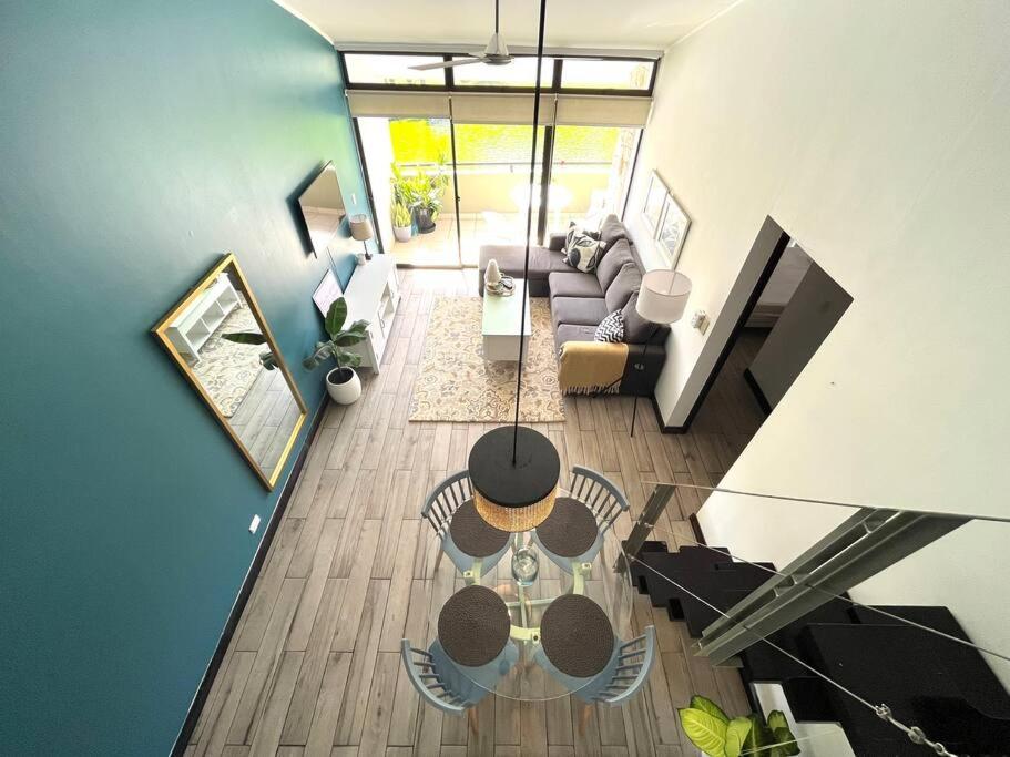 Posezení v ubytování CR MARIPOSA RENTALS Lakeview PENTHOUSE with office space, pool, gym, tennis