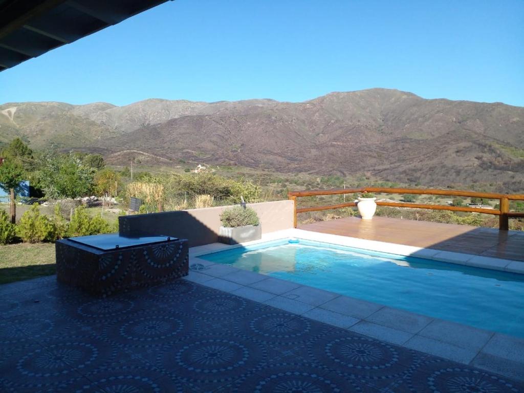 uma piscina com vista para as montanhas em La Fermina em Villa Giardino