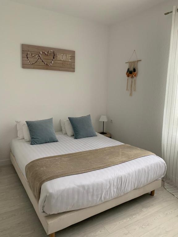 Postel nebo postele na pokoji v ubytování LOGIS HOTELS - Hôtel et Restaurant L'Océana