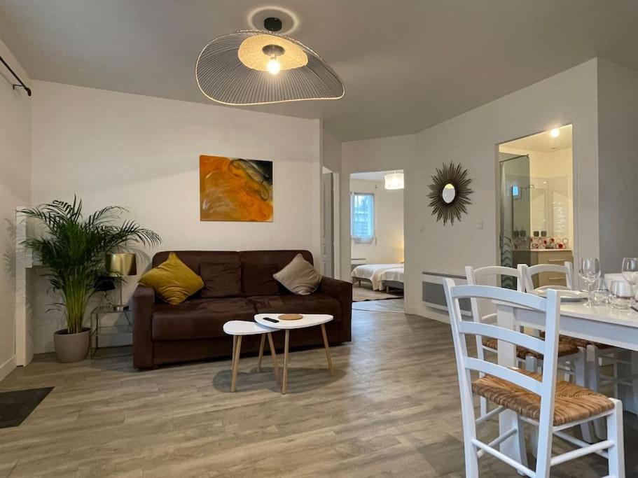 a living room with a couch and a table and a kitchen at La Casa Montussan in Montussan