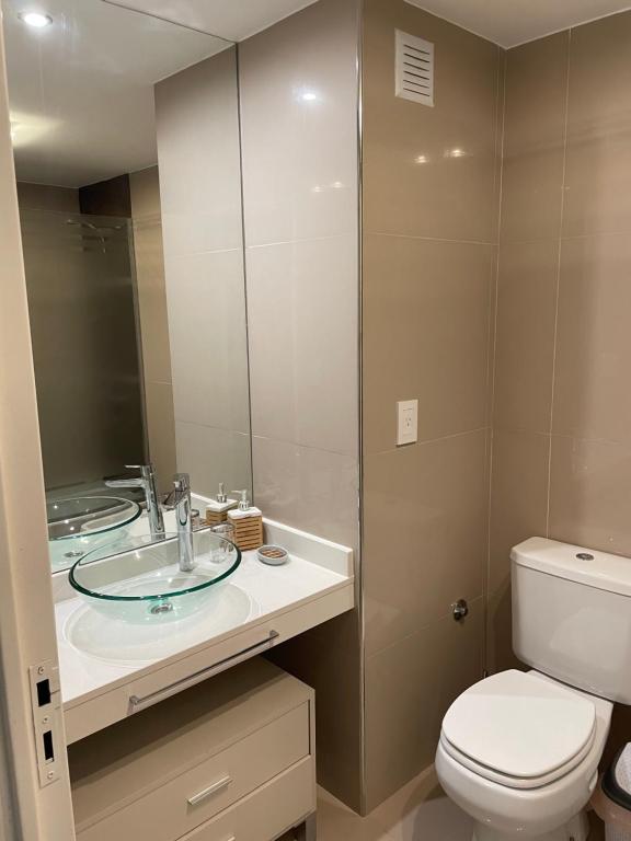 ein Badezimmer mit einem WC und einem Waschbecken mit einem Spiegel in der Unterkunft Amarras Center in Santa Fe