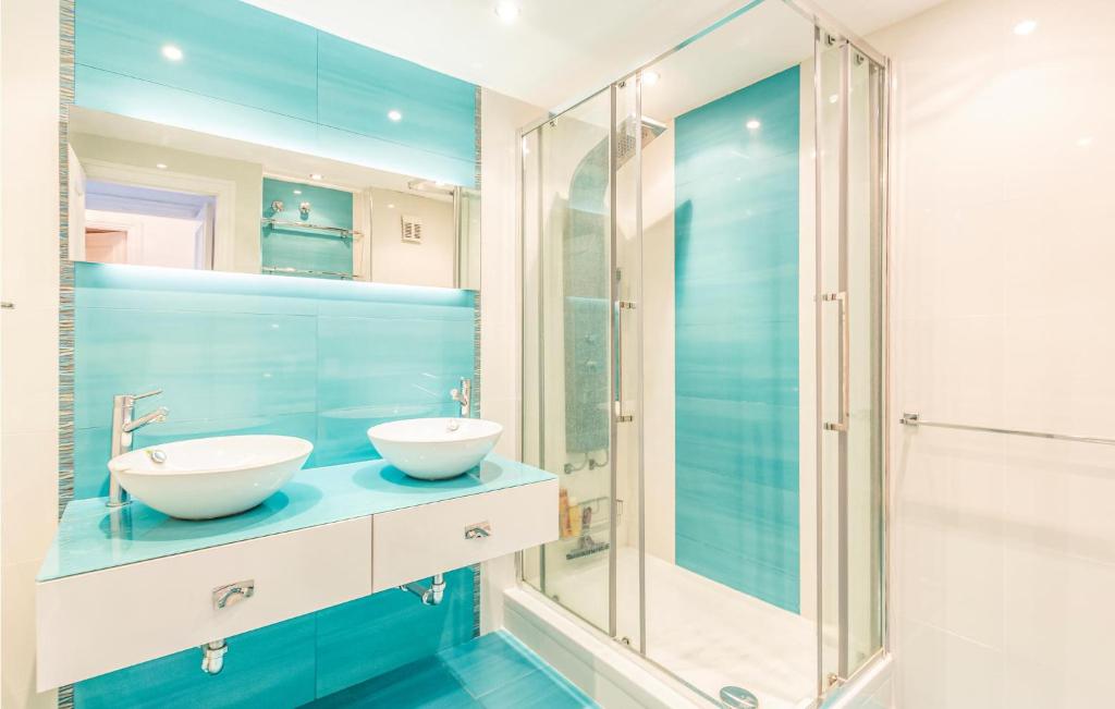 A bathroom at Gorgeous Apartment In Calahonda
