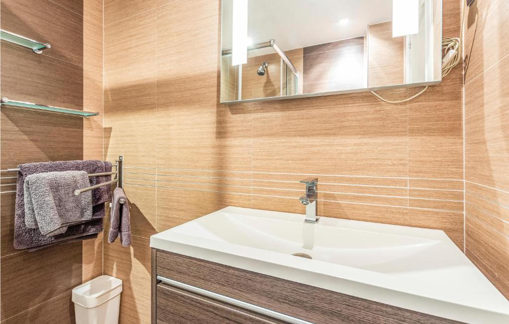 A bathroom at Gorgeous Apartment In Calahonda