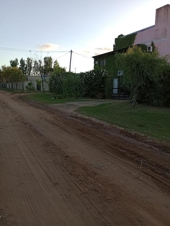 un camino de tierra delante de una casa en Nuestro sueño en Concordia