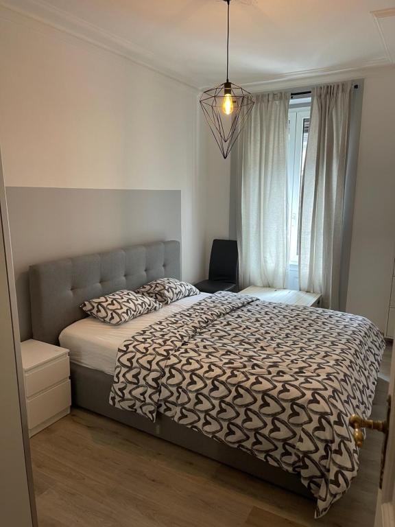 Un dormitorio con una cama grande y una ventana en QDB Hyper Centre Geneve, en Ginebra