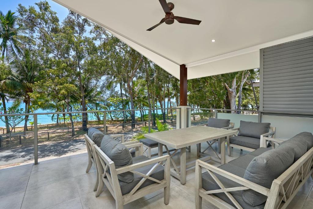 クリフトン・ビーチにあるThe Havannah Beachfront House Clifton Beachの海の景色を望むパティオ(テーブル、椅子付)