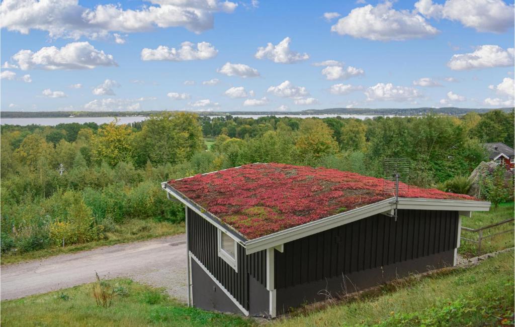 um edifício com folhas vermelhas no telhado em Nice Home In Tyringe With Lake View em Tyringe