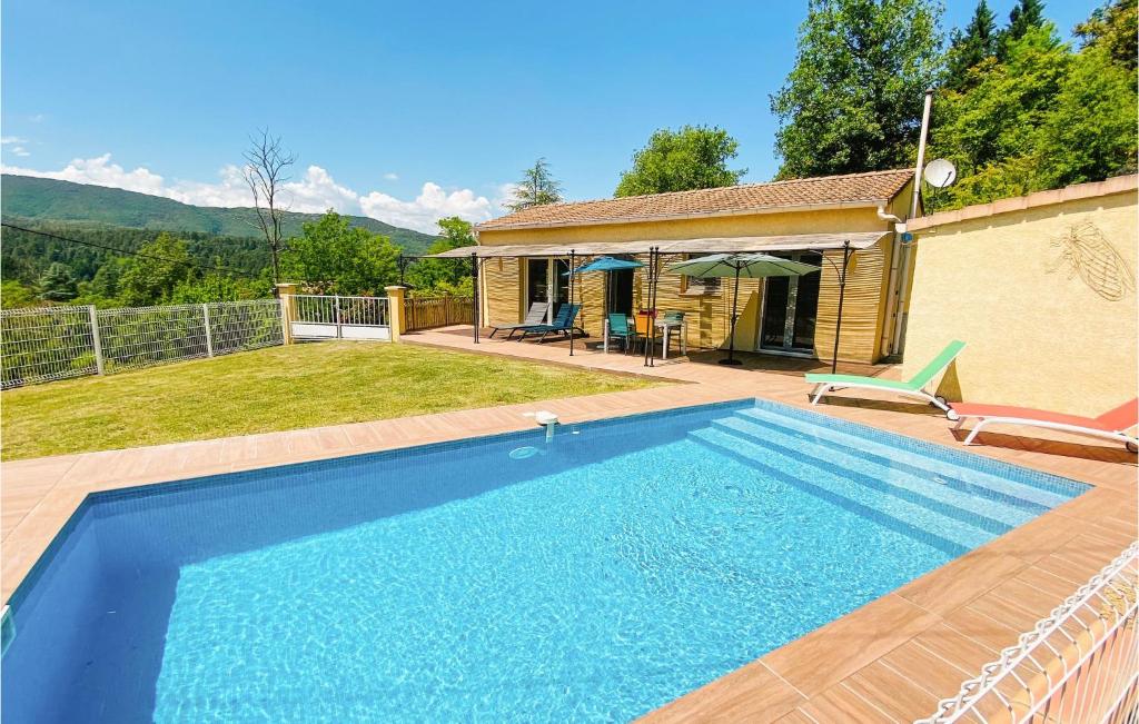 une piscine bleue devant une maison dans l'établissement Amazing Home In Molières-Sur-Cèze, à Molières-sur-Cèze
