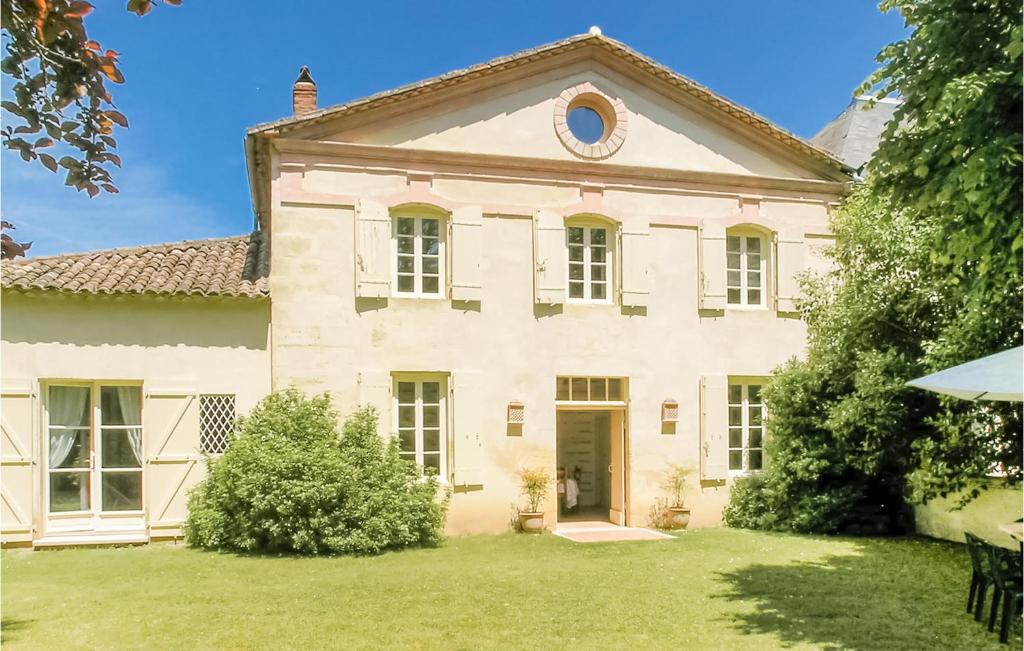uma grande casa branca com um grande quintal em 2 Bedroom Amazing Home In St Antoine De Breuilh em Saint-Antoine-de-Breuilh