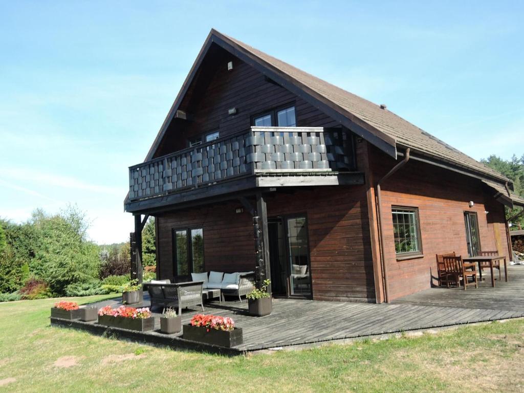 mały dom z tarasem i patio w obiekcie Modern holiday homes for 8 people with the pool w mieście Kołczewo