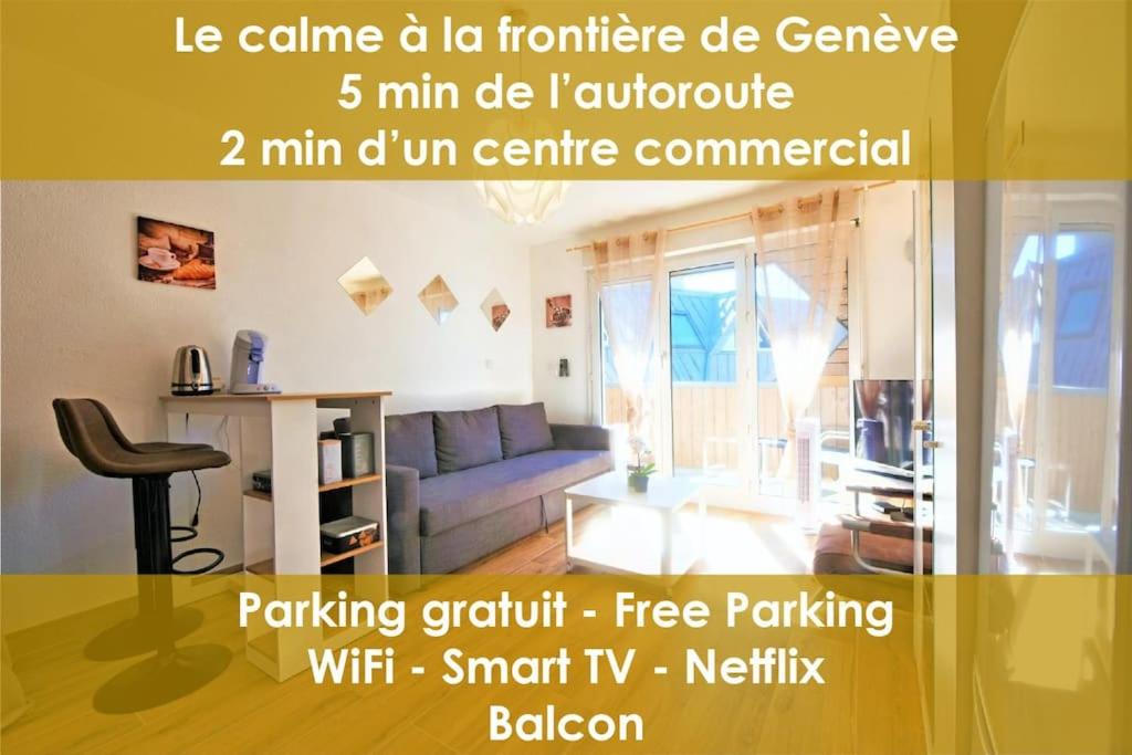 ein Wohnzimmer mit einem Sofa und einem Tisch in der Unterkunft EMbnb - Studio Near Geneva - S204,4 in Étrembières