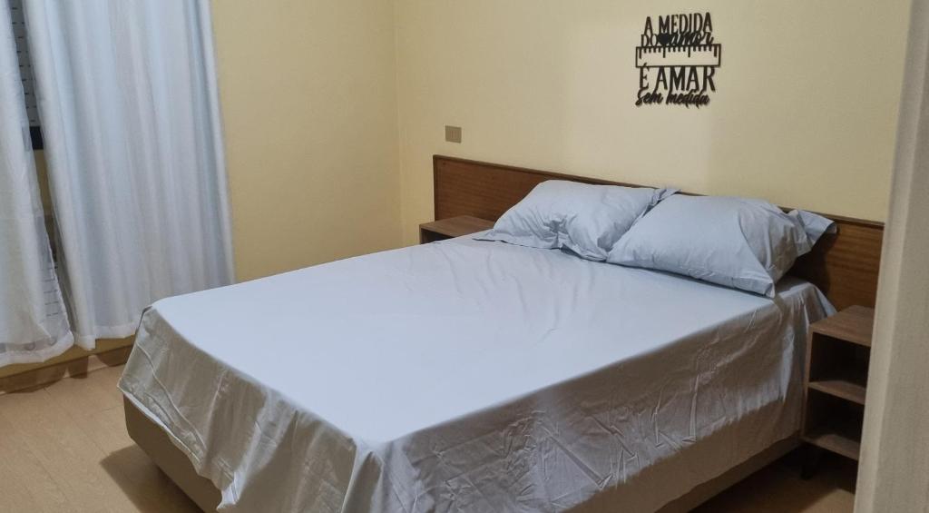 a bedroom with a large bed with blue pillows at Apartamento com toda infra e em frente a praia in Rio de Janeiro