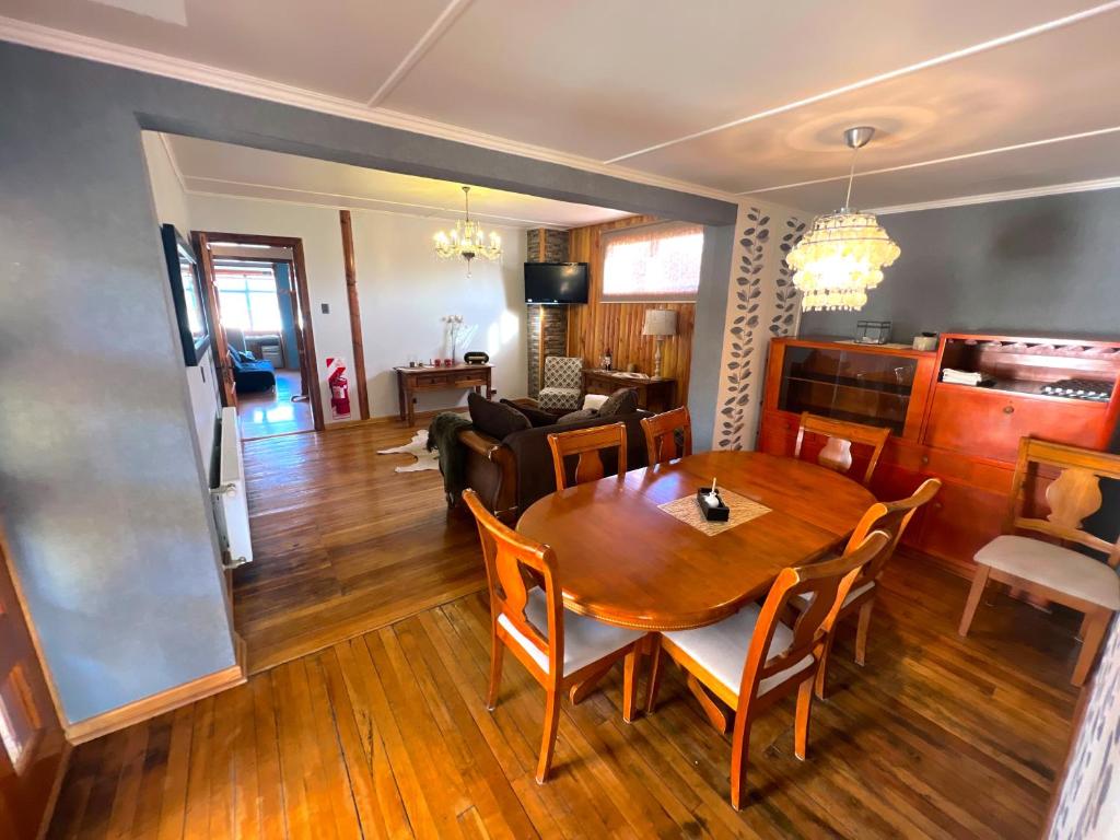 Posezení v ubytování Incredible Downtown Duplex with Interior Backyard