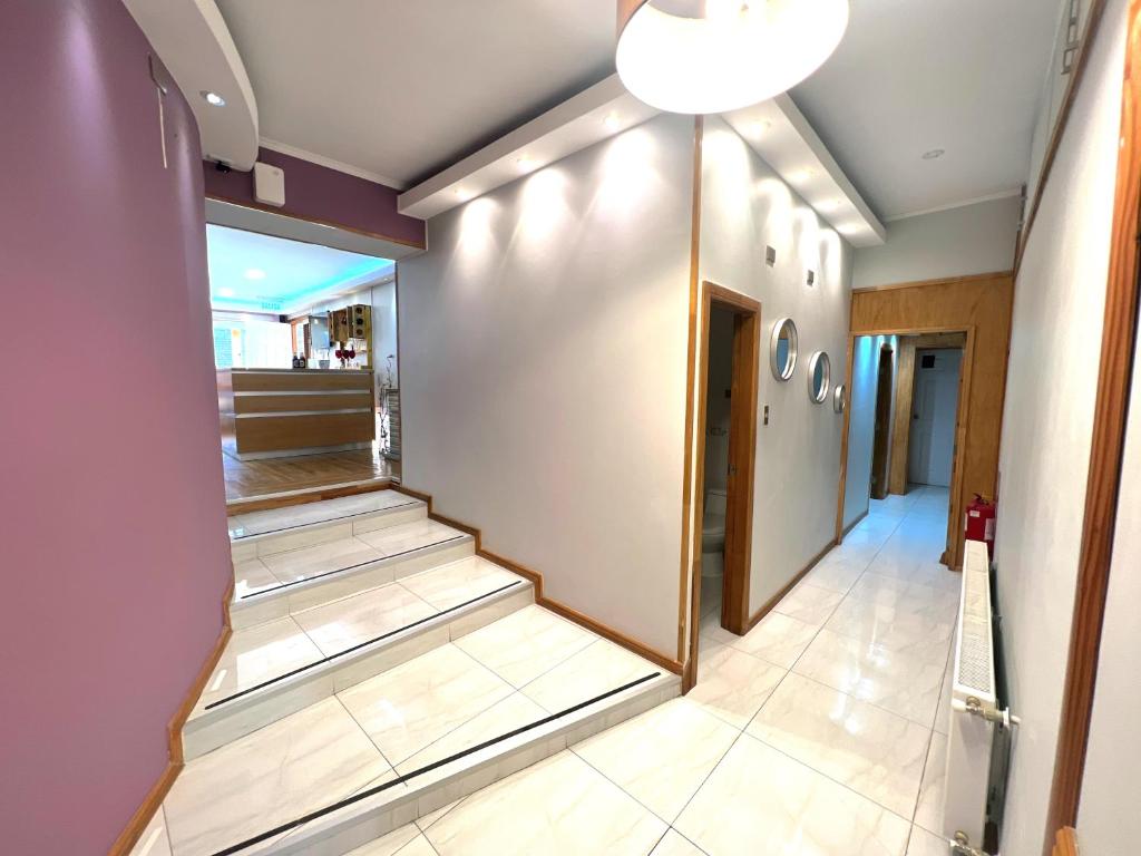 Fotografie z fotogalerie ubytování Incredible Downtown Duplex with Interior Backyard v destinaci Punta Arenas