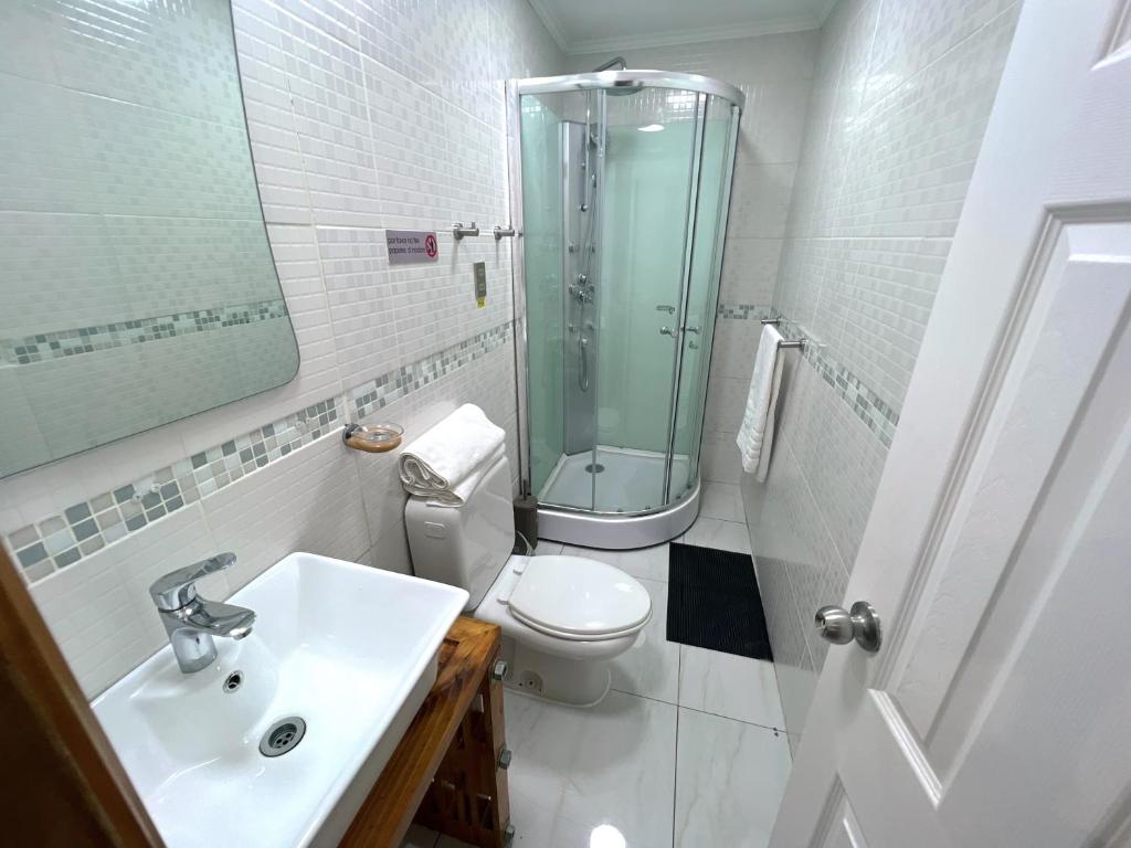 Koupelna v ubytování Incredible Downtown Duplex with Interior Backyard
