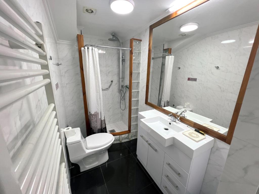 Koupelna v ubytování Incredible Downtown Duplex with Interior Backyard
