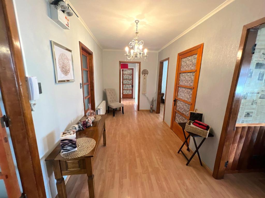 Fotografie z fotogalerie ubytování Incredible Downtown Duplex with Interior Backyard v destinaci Punta Arenas