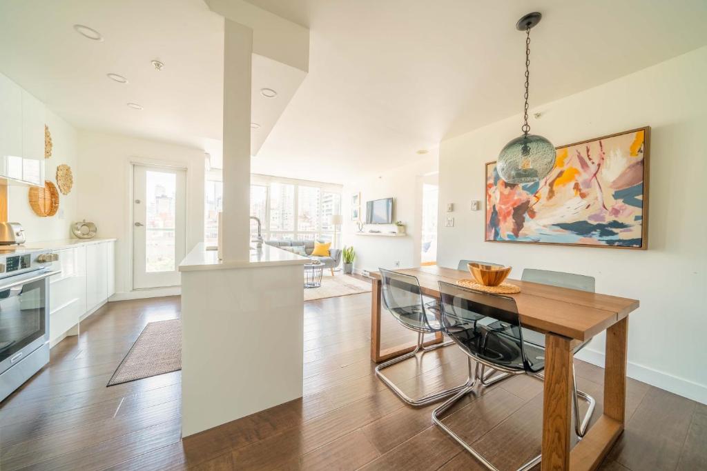 a kitchen and dining room with a dining room table and a dining room at Sunset Beach Walk 2BD+2BA+1PRK Yaletown in Vancouver