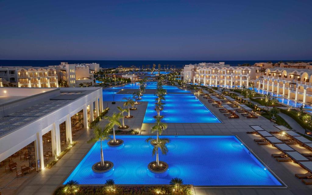 - une vue aérienne sur un complexe avec des piscines bleues dans l'établissement Steigenberger Resort Alaya Marsa Alam - Red Sea - Adults Friendly 16 Years Plus, à Coraya Bay