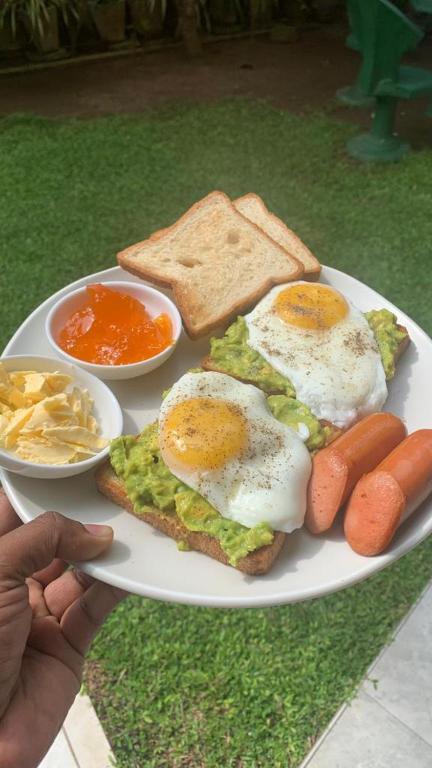 Makanan di atau berdekatan hotel
