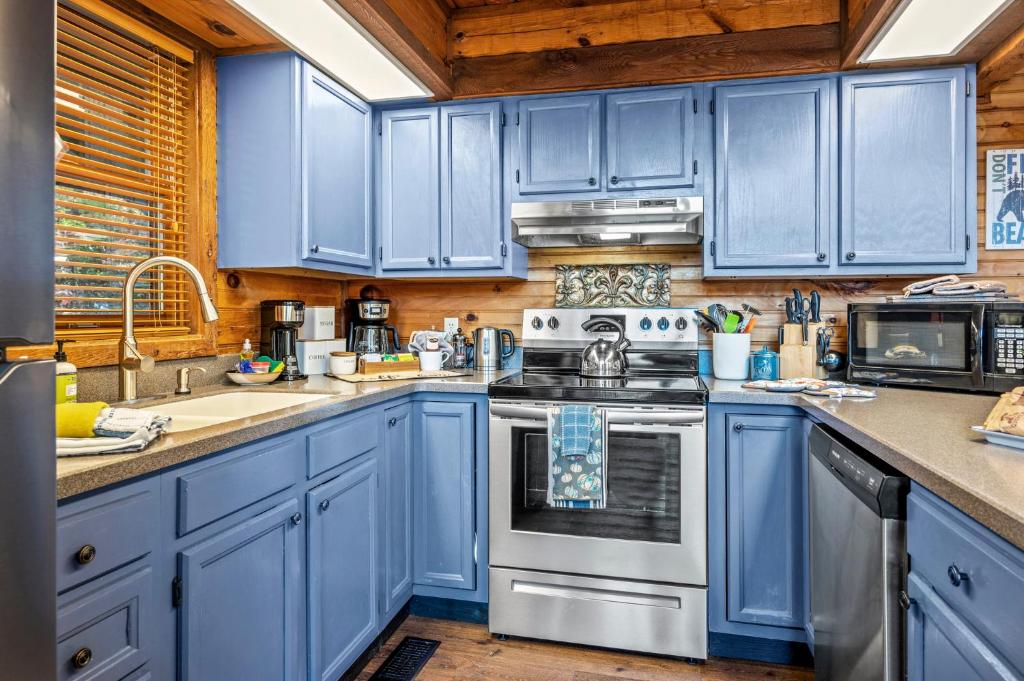 Küche&#47;Küchenzeile in der Unterkunft Barenberg Cabin - Secluded Unobstructed Panoramic Smoky Mountains View with Two Master Suites, Loft Game Room, and Hot Tub