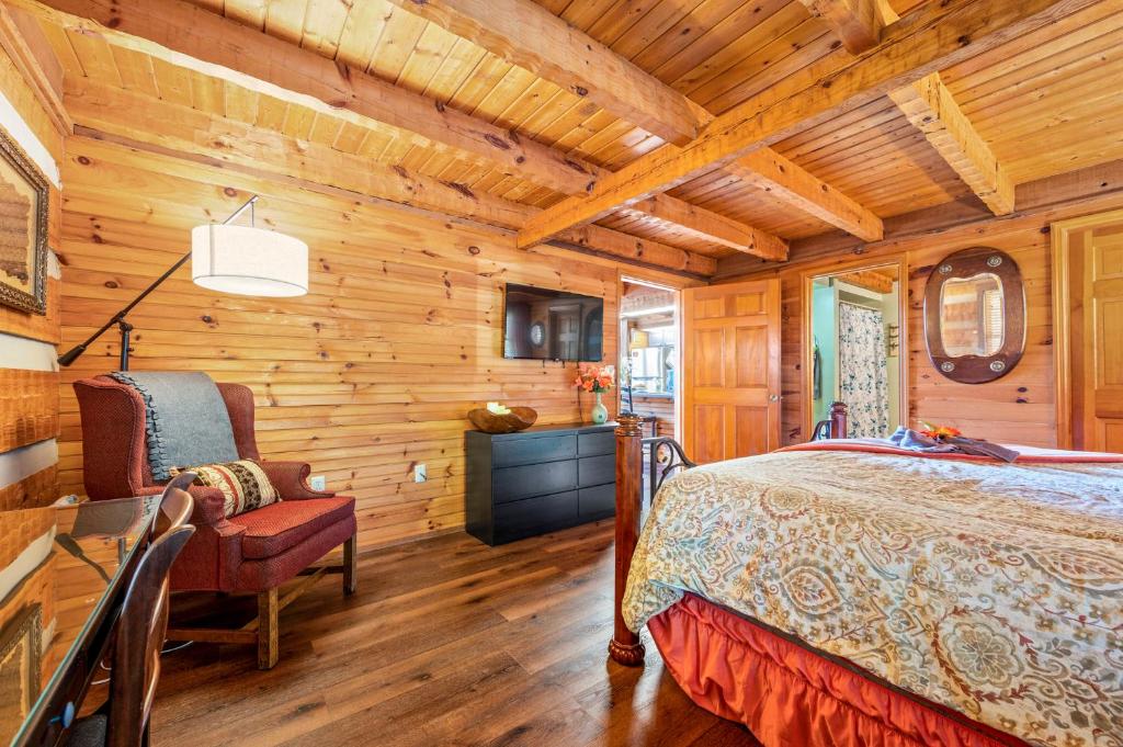 TV&#47;Unterhaltungsangebot in der Unterkunft Barenberg Cabin - Secluded Unobstructed Panoramic Smoky Mountains View with Two Master Suites, Loft Game Room, and Hot Tub