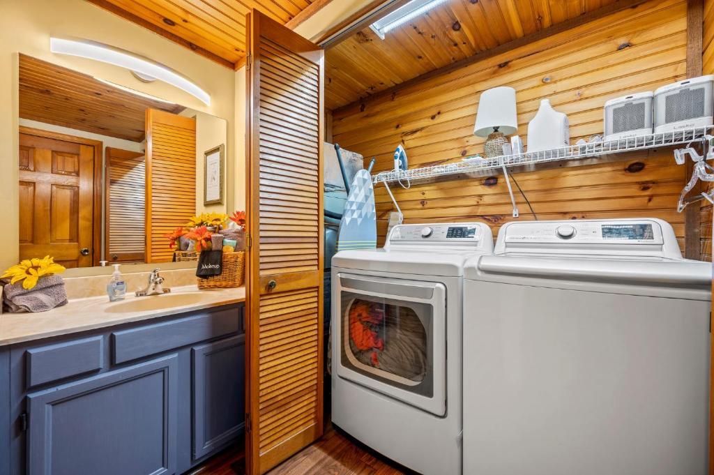 Küche&#47;Küchenzeile in der Unterkunft Barenberg Cabin - Secluded Unobstructed Panoramic Smoky Mountains View with Two Master Suites, Loft Game Room, and Hot Tub