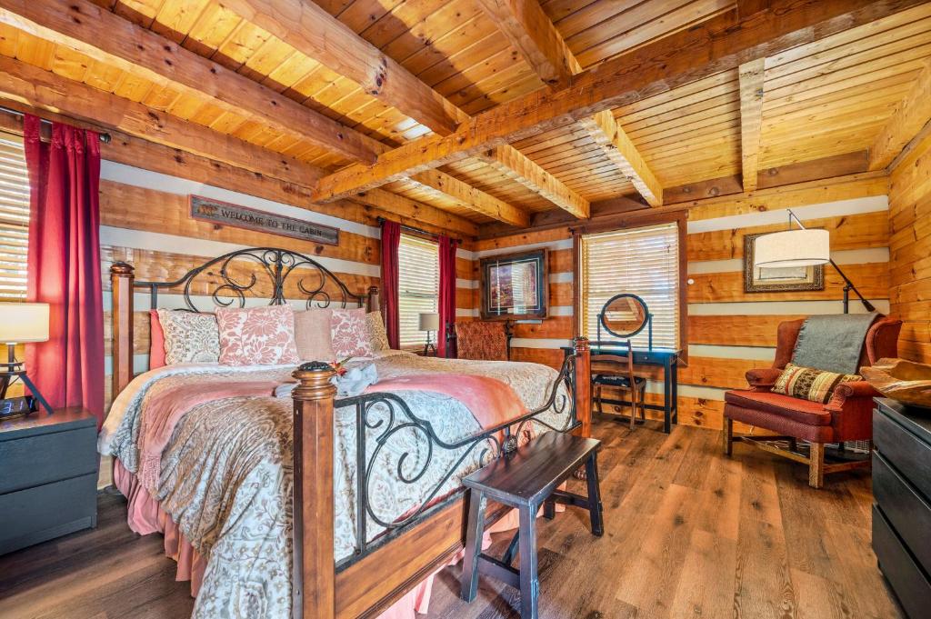 Ein Bett oder Betten in einem Zimmer der Unterkunft Barenberg Cabin - Secluded Unobstructed Panoramic Smoky Mountains View with Two Master Suites, Loft Game Room, and Hot Tub
