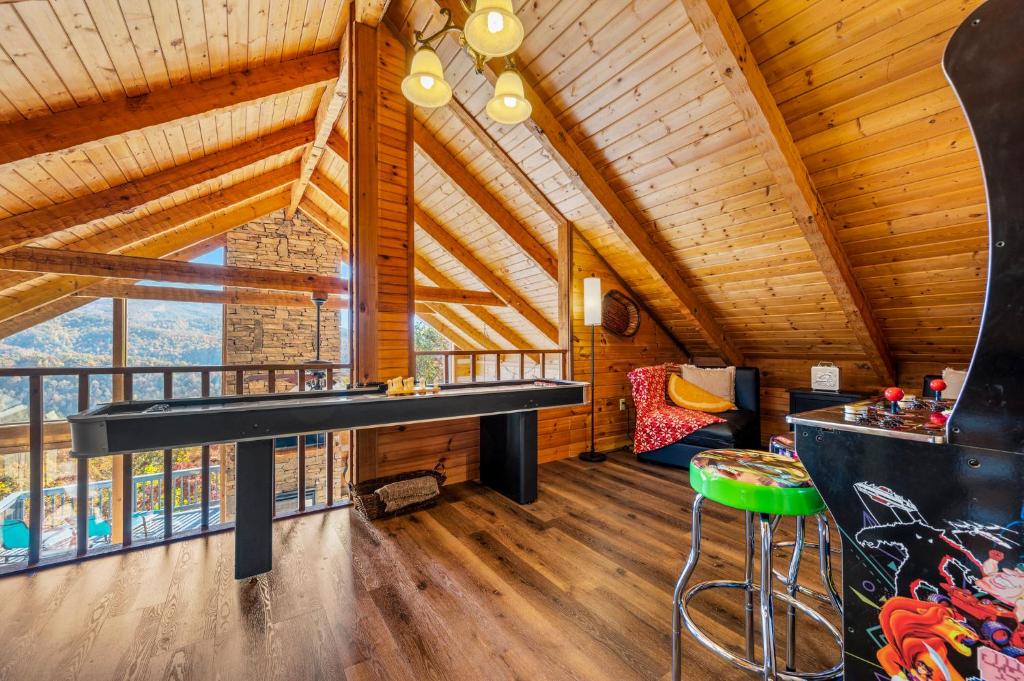Ein Sitzbereich in der Unterkunft Barenberg Cabin - Secluded Unobstructed Panoramic Smoky Mountains View with Two Master Suites, Loft Game Room, and Hot Tub