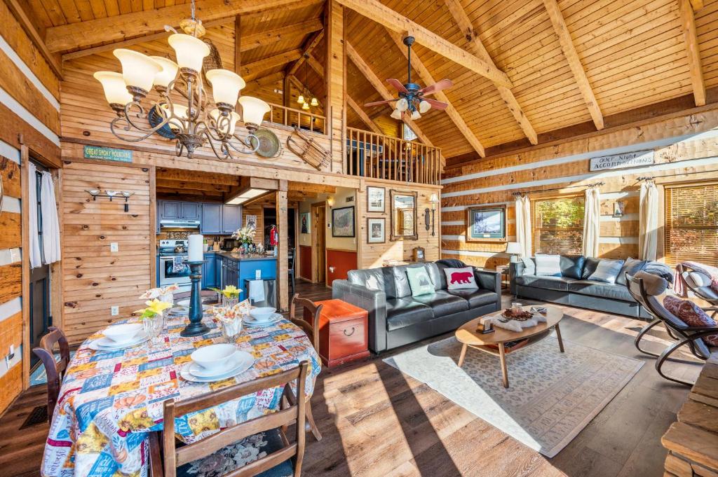 Ein Sitzbereich in der Unterkunft Barenberg Cabin - Secluded Unobstructed Panoramic Smoky Mountains View with Two Master Suites, Loft Game Room, and Hot Tub