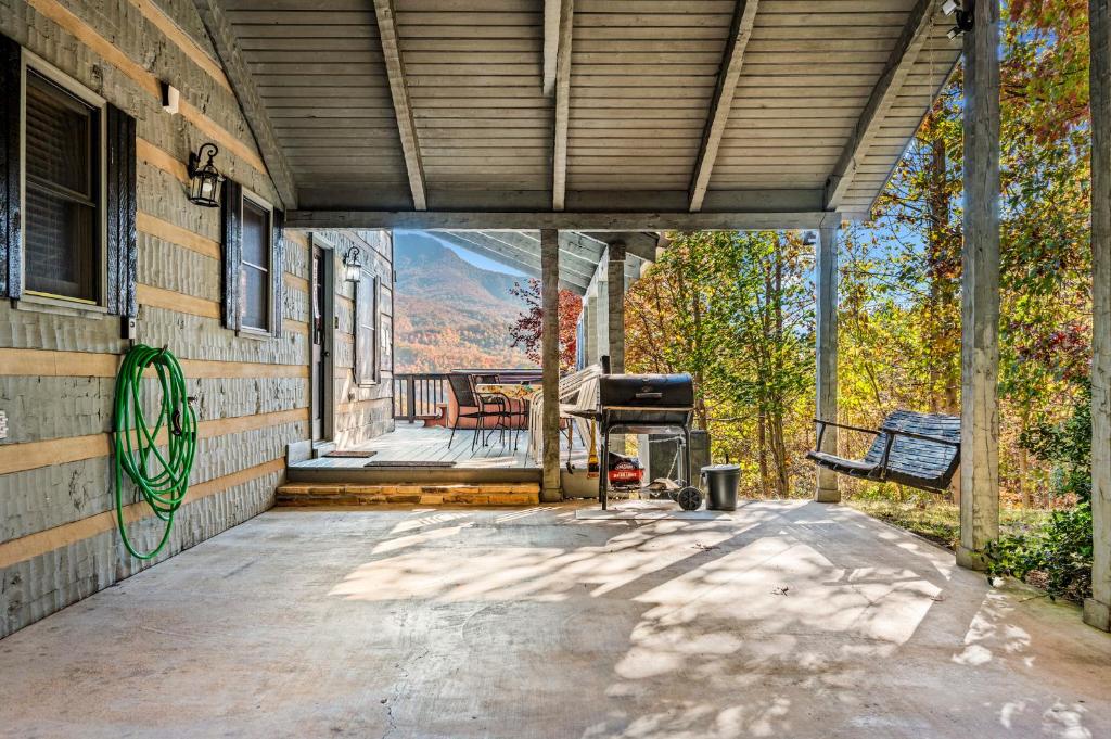 Ein Balkon oder eine Terrasse in der Unterkunft Barenberg Cabin - Secluded Unobstructed Panoramic Smoky Mountains View with Two Master Suites, Loft Game Room, and Hot Tub
