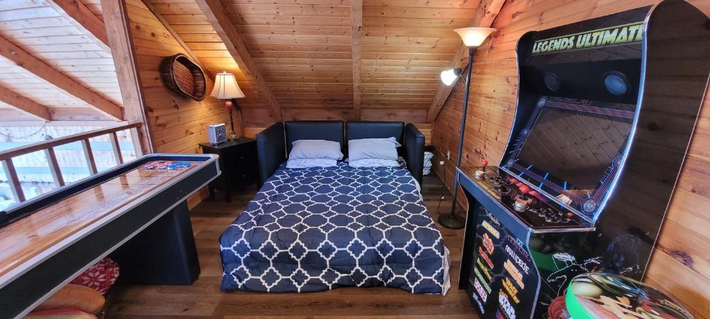 TV&#47;Unterhaltungsangebot in der Unterkunft Barenberg Cabin - Secluded Unobstructed Panoramic Smoky Mountains View with Two Master Suites, Loft Game Room, and Hot Tub