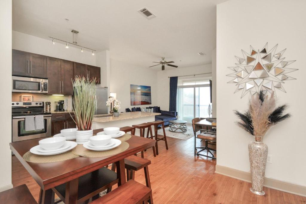 Fully Furnished Med Center Apt By NRG Stadium - Housity