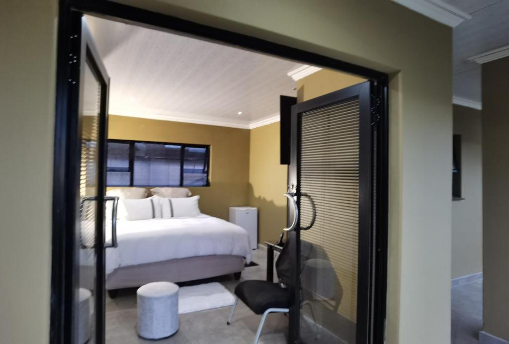Una cama o camas en una habitación de Fountain Beach House -Ikhaya Loluntu