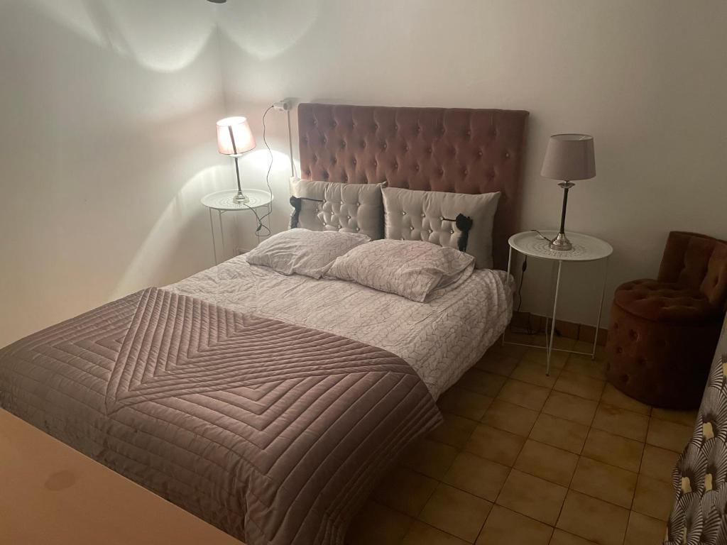 Een bed of bedden in een kamer bij Appartement dans une maison proche de Paris et Disneyland