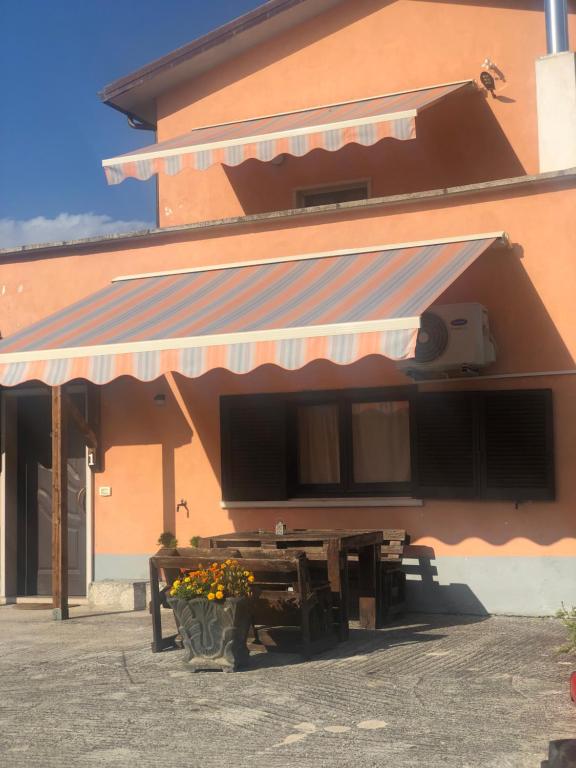 Un edificio con una mesa de picnic delante. en APPARTAMENTO Tamburro, en Campobasso