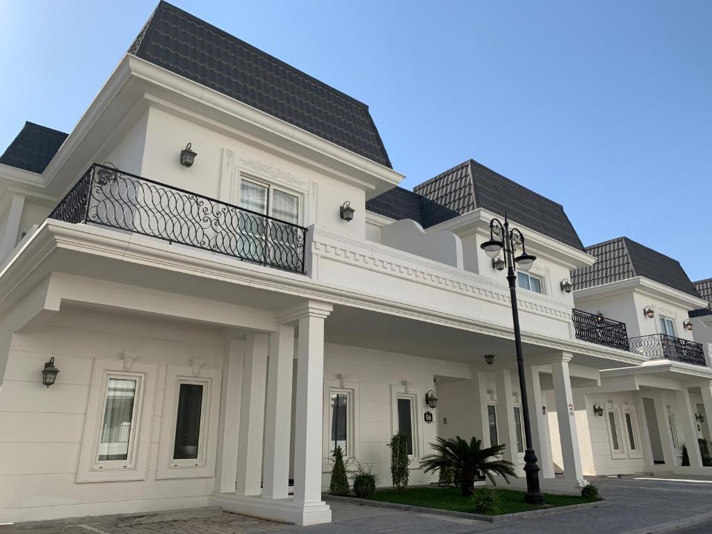 Luxury Villa in Lusail Doha Qatar with Private Pool and walking distance to Vendome Mall and near Lusail Stadium