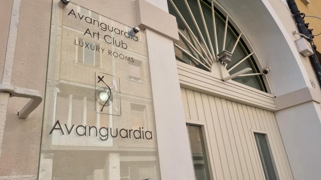 ein Gebäude mit Schildern an der Seite in der Unterkunft Avanguardia Art Club in Ferrara