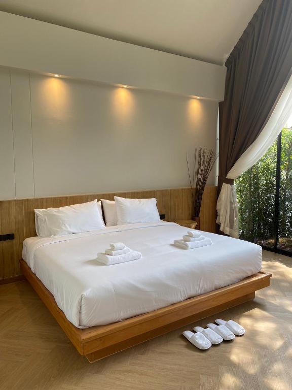 Postel nebo postele na pokoji v ubytování River Kwai Kiri Resort