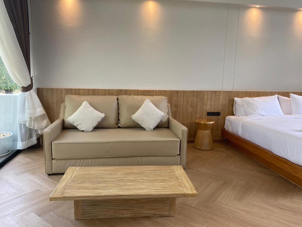 Postel nebo postele na pokoji v ubytování River Kwai Kiri Resort