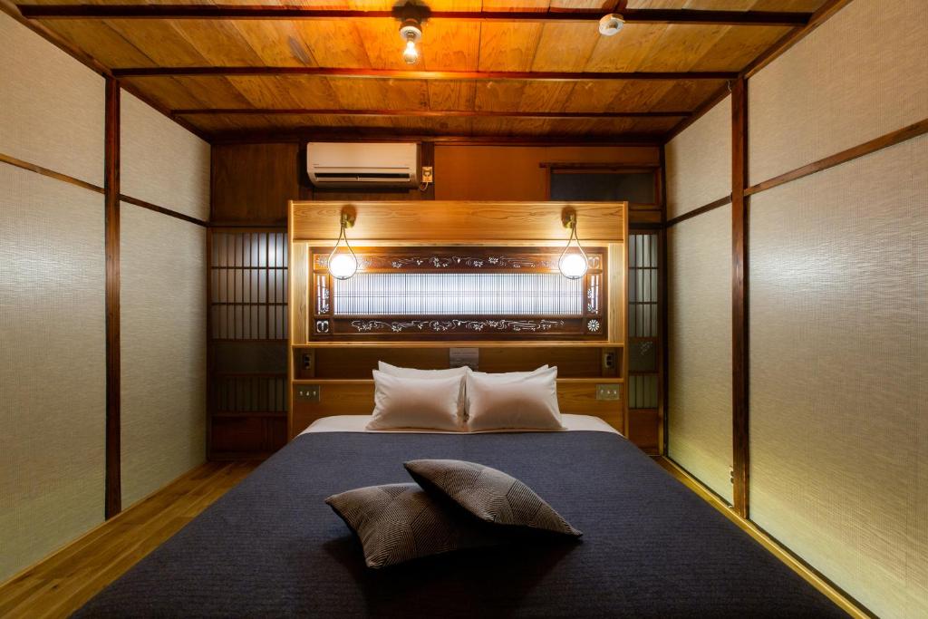 - une chambre avec un lit dans l'établissement Bamba Hotel Tokyo-Private Townhouse-, à Tokyo