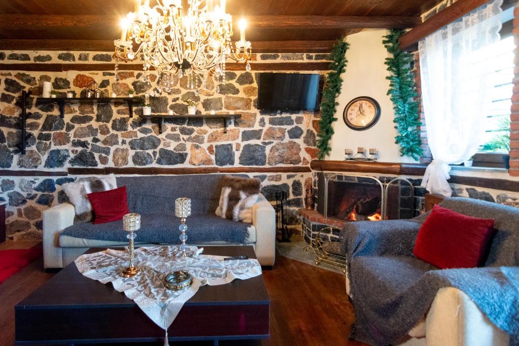 sala de estar con sofá y chimenea en Palaios Agios Athanasios Luxury Μaisonette en Palaios Agios Athanasios