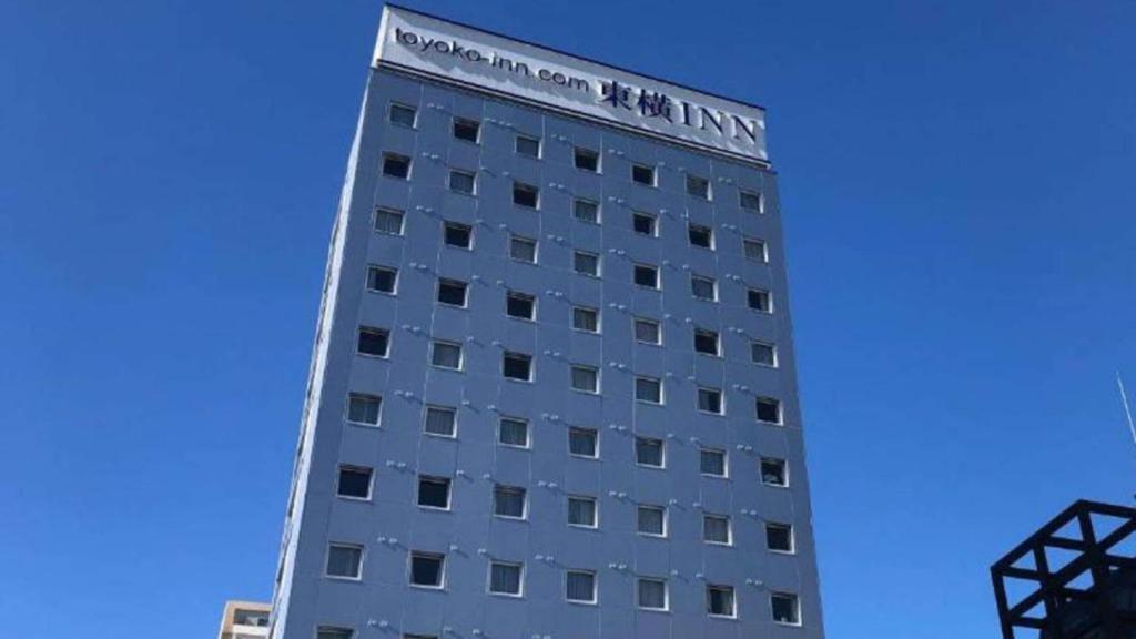 Un bâtiment avec un panneau en haut dans l'établissement Toyoko Inn Tokyo Hachioji-eki Kita-guchi, à Hachioji