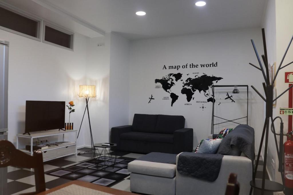 una sala de estar con un mapa del mundo en la pared en Santa Luzia Center en Ribeira Grande