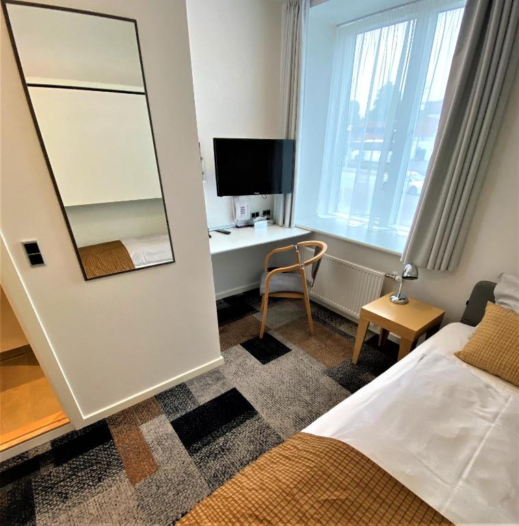 Televiisor ja/või meelelahutuskeskus majutusasutuses Hotel Skivehus