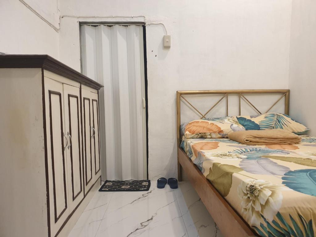 Anikas vacation home في كورون: غرفة نوم بسرير وباب للخزانة